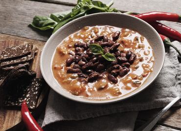 Cocina sopa de frijol con nopales para el Lunes Sin Carne