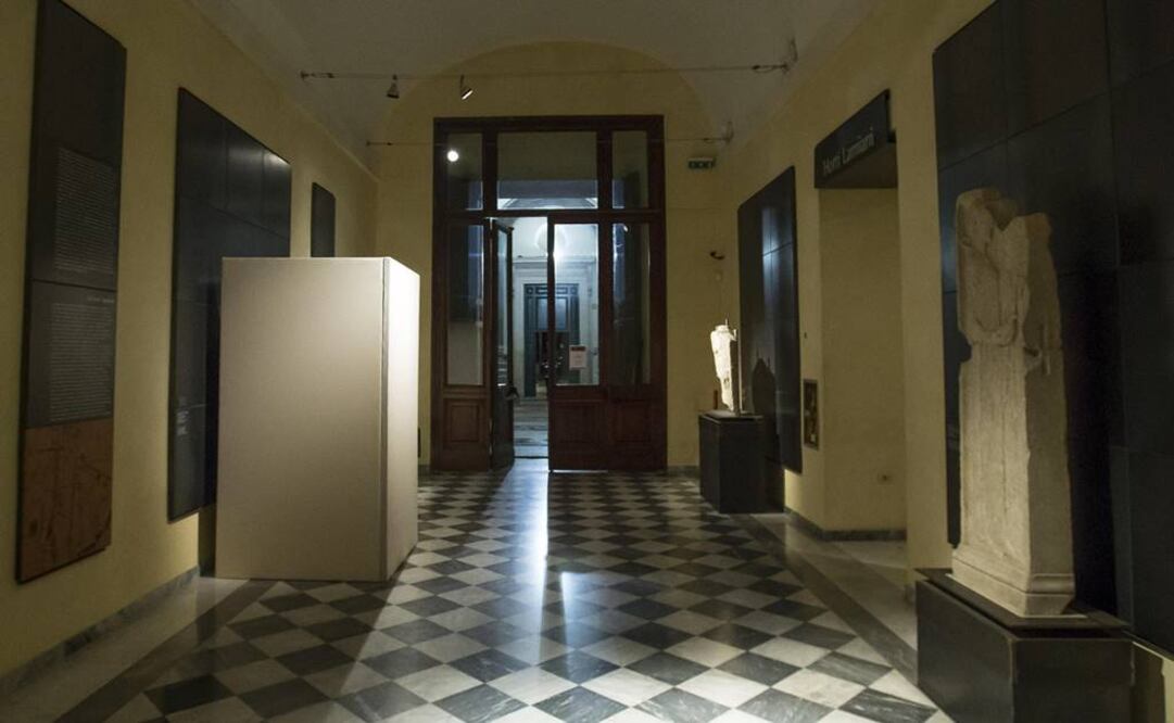 Una estatua cubierta en los Museos Capitolinos con motivo de la visita del presidente iraní, Hasan Rohaní, en Roma. FOTO: Giuseppe Lami/EFE.