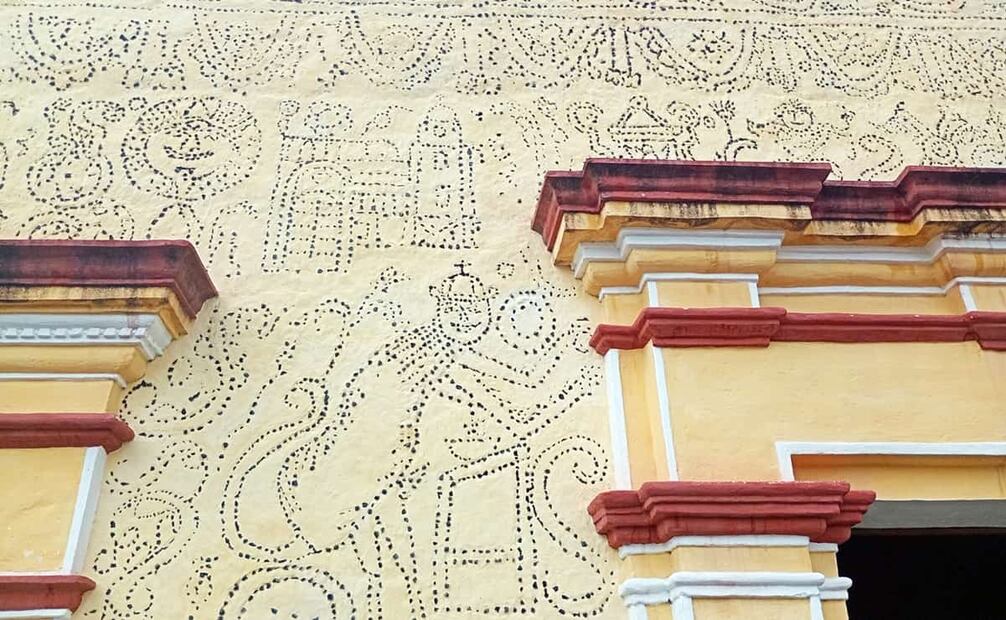 Al acercarse a la fachada de la biblioteca se pueden distinguir los dibujos de simios con sombreros de sacerdotes, caras sonrientes y falos electos. Foto: Eloy Linares/Cortesía.
