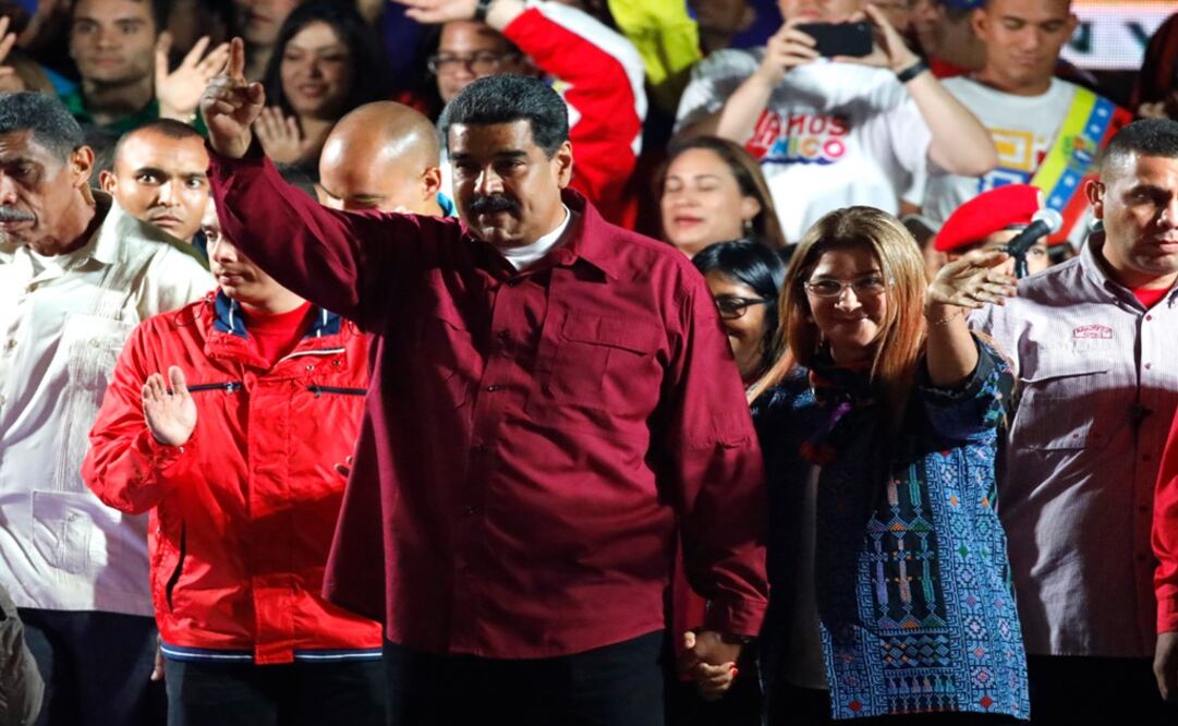 Venezuela's President Nicolás Maduro stands with supporters during a gathering after the results of the election were released - Photo: Carlos Garcia Rawlins/REUTERS