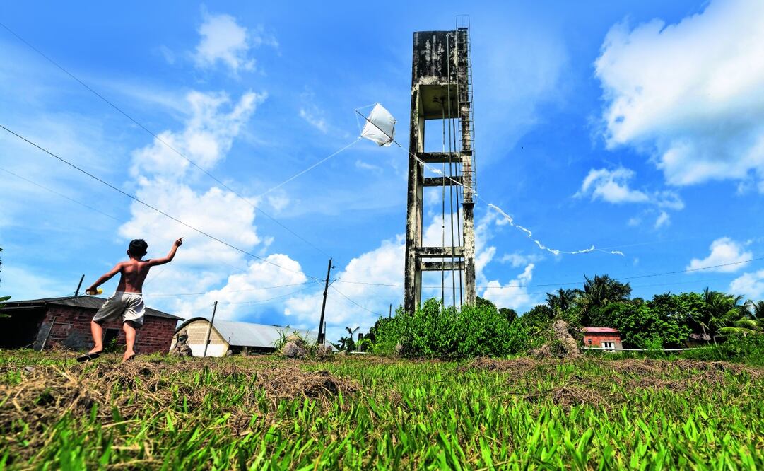 Un niño juega frente a un tanque de agua en una aldea indígena que no tiene acceso a agua potable, sólo de un río cercano, y enfrenta una sequía inminente, en la Amazonía brasileña. Antonio Lacerda | EFE