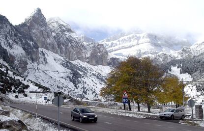 Pese a coronavirus, francés sale por cigarros y se pierde en los Pirineos