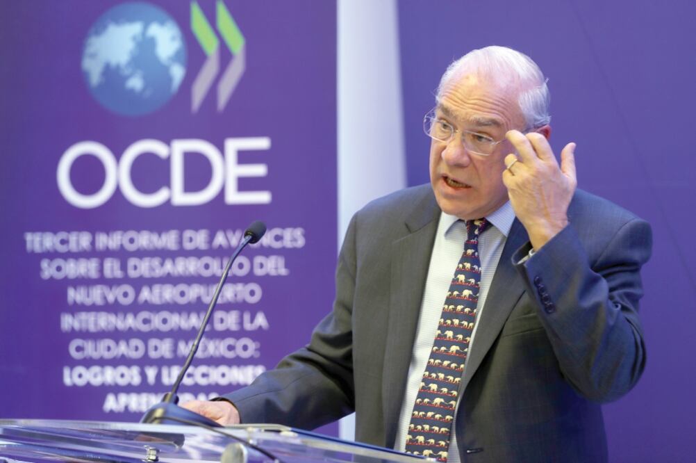 De visita en México, José Ángel Gurría Treviño, secretario general de la OCDE, presentó en conferencia de prensa el tercer informe de avances sobre el desarrollo del Nuevo Aeropuerto Internacional de México. (JUAN CARLOS REYES. EL UNIVERSAL)