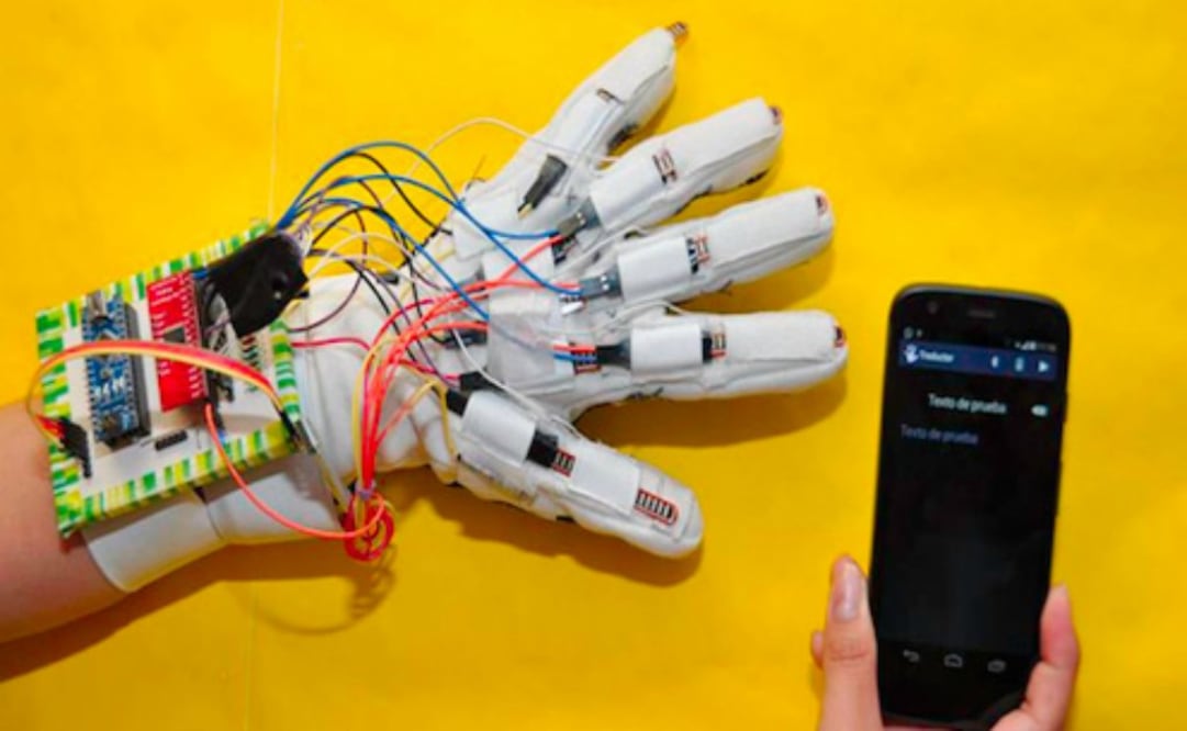 El prototipo consiste en un guante que detecta los ademanes realizados por el usuario con la mano y los asocia con las letras del alfabeto internacional de 26 letras