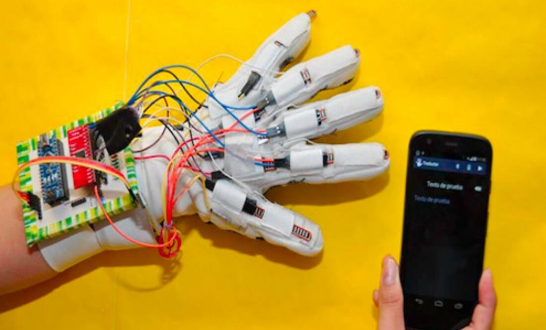 El prototipo consiste en un guante que detecta los ademanes realizados por el usuario con la mano y los asocia con las letras del alfabeto internacional de 26 letras