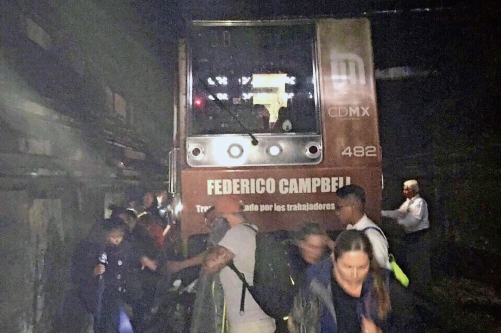 La falla obligó a que el Metro cortara la energía eléctrica durante 50 minutos, para que desalojaran a las personas que se encontraban en el convoy. Según testimonios, el humo que entró a los vagones generó pánico en los pasajeros (@ CIGARROSDEMIEL)