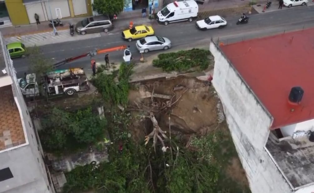 Lluvias provocan socavón en Tula, Hidalgo; al menos tres viviendas resultan afectadas.
Foto: Especial.