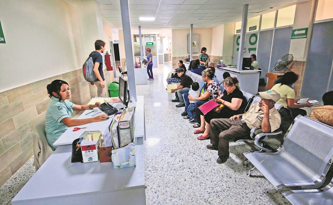 De 2019 a 2021, el porcentaje de usuarios del IMSS, ISSSTE, instituciones estatales o el Insabi creció de 46.0% a 52.8% en el contexto de la pandemia. Foto: Archivo/ EL UNIVERSAL