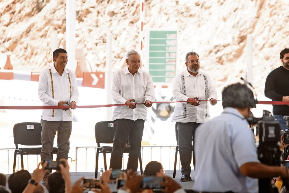 En la ceremonia de apertura de la autopista, el Presidente cortó el listón inaugural acompañado por el gobernador de Oaxaca, Salomón Jara (izq.).