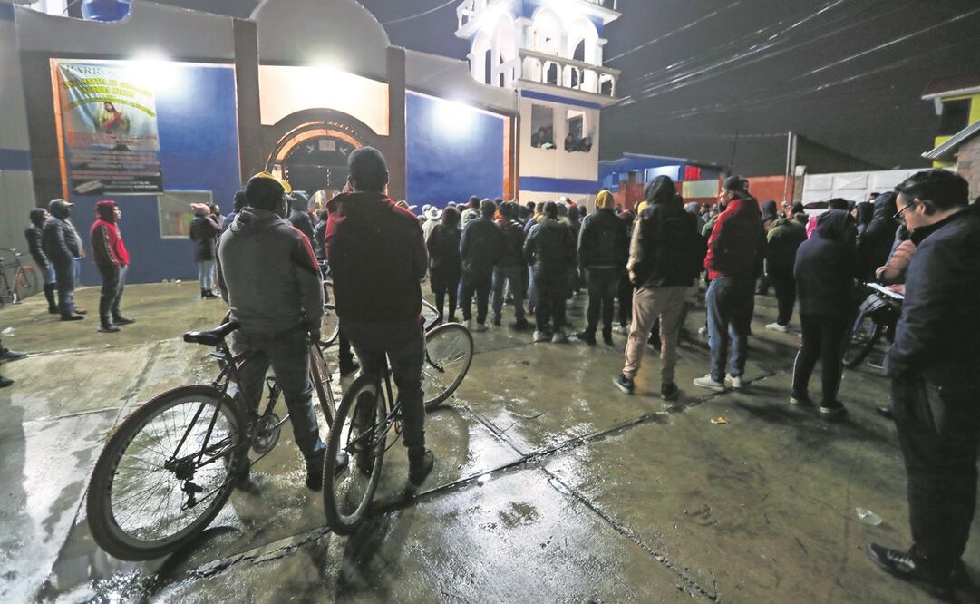 Los pobladores de San Cayetano Morelos retuvieron a dos hombres en la iglesia local hasta las 19:00 horas, bajo la condición de que debían dejar el pueblo y no tomarían represalias. Jorge Alvarado / EL UNIVERSAL