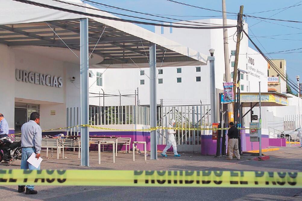 En la balacera, el atacante impactó la entrada de urgencias del hospital, así como a una caseta telefónica, lugares donde la policía recopiló casquillos. Foto: