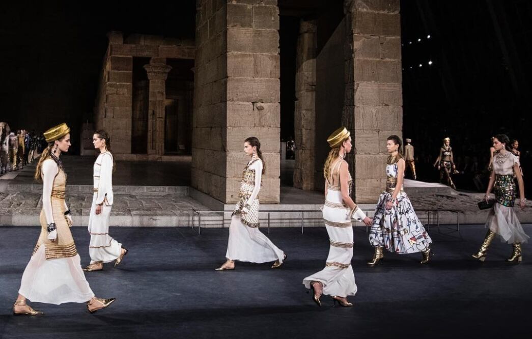 El desfile se inspira en el antiguo Egipto y en la fusión de la casa francesa con el streetwear noventero. Foto: Instagram