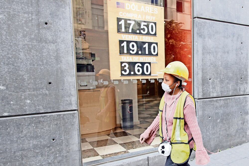 El tipo de cambio seguirá siendo muy vulnerable a los eventos internacionales en 2016, señala el banco (ESPECIAL)