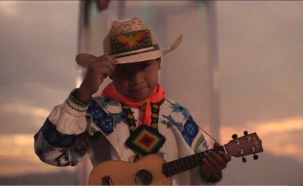 "Movimiento naranja": Con tenis fosfo fosfo, el niño Yuawi regresa al rescate de MC en 2024