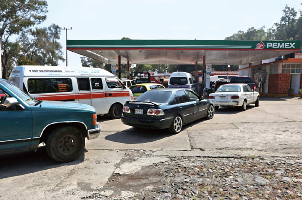 Debido a la falta del combustible, en al menos 7 municipios de la entidad se realizan compras de pánico en las pocas gasolineras que tienen reservas del hidrocarburo (ARMANDO SOLÍS. EL UNIVERSAL)