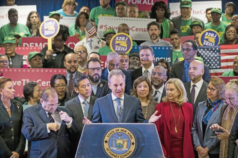 El fiscal general de Nueva York, Eric Schneiderman, en conferencia de prensa en la que anunció la demanda contra el gobierno por el tema del censo (AFP)