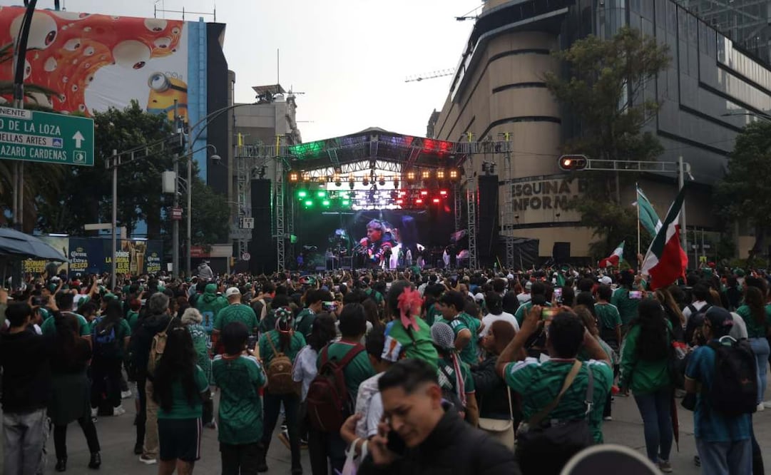 Aficionados llegan a la Glorieta de El Caballito para ver el partido México-Ecuador. Foto: Gabriel Pano / EL UNIVERSAL