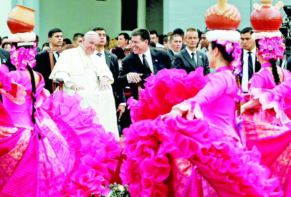 Un grupo de bailarinas da la bienvenida, ayer, al papa Francisco en el aeropuerto Silvio Pettirossi de Asunción, en Paraguay, donde lo recibió el presidente Horacio Cartes. Mañana, el jerarca regresa a Roma (ANDRÉS CRISTALDO. EFE)
