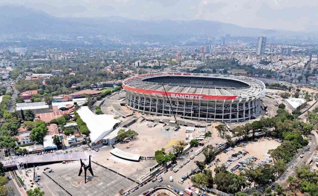 Los asistentes al partido entre México y Portugal van a caminar una milla para llegar al Estadio Banorte. Foto: Tomás Pérez de la Cruz / CUARTOSCURO