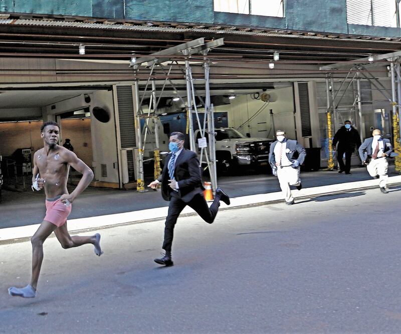 Una persona con rastros de tratamiento médico en su cuerpo huye del hospital Mount Sinai, Nueva York, en medio de la pandemia del Covid-19. EFE