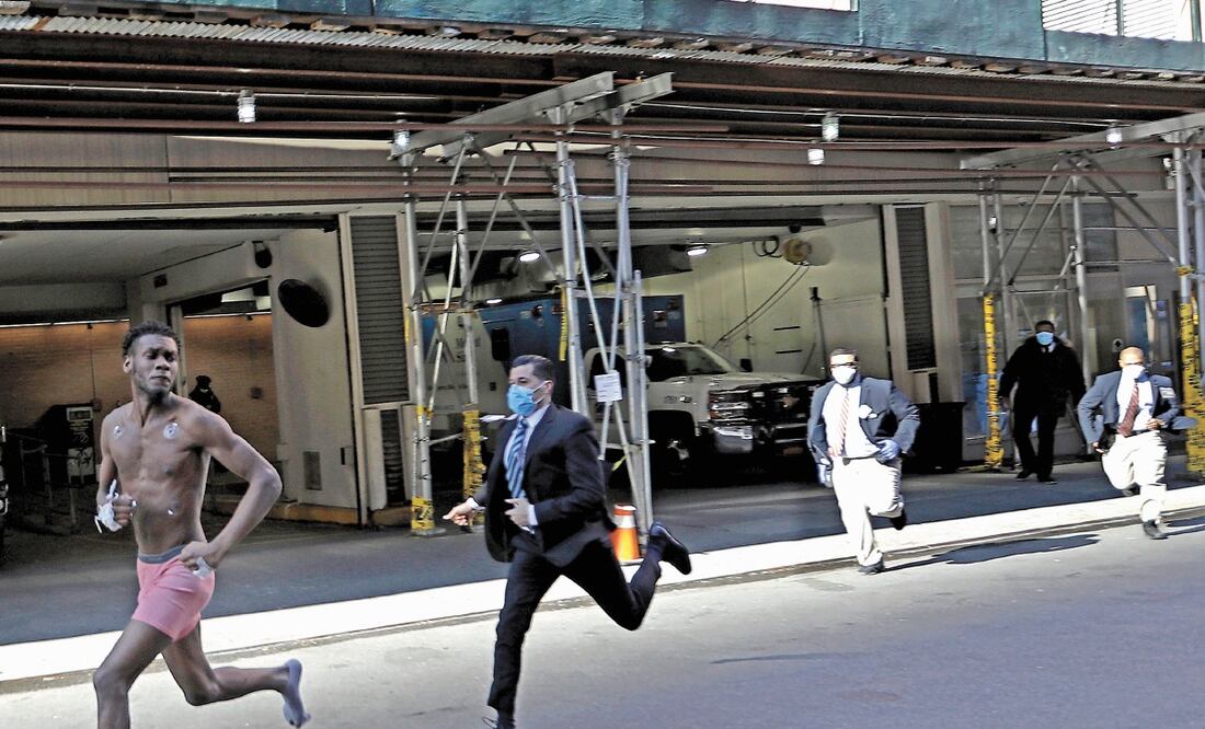 Una persona con rastros de tratamiento médico en su cuerpo huye del hospital Mount Sinai, Nueva York, en medio de la pandemia del Covid-19. EFE