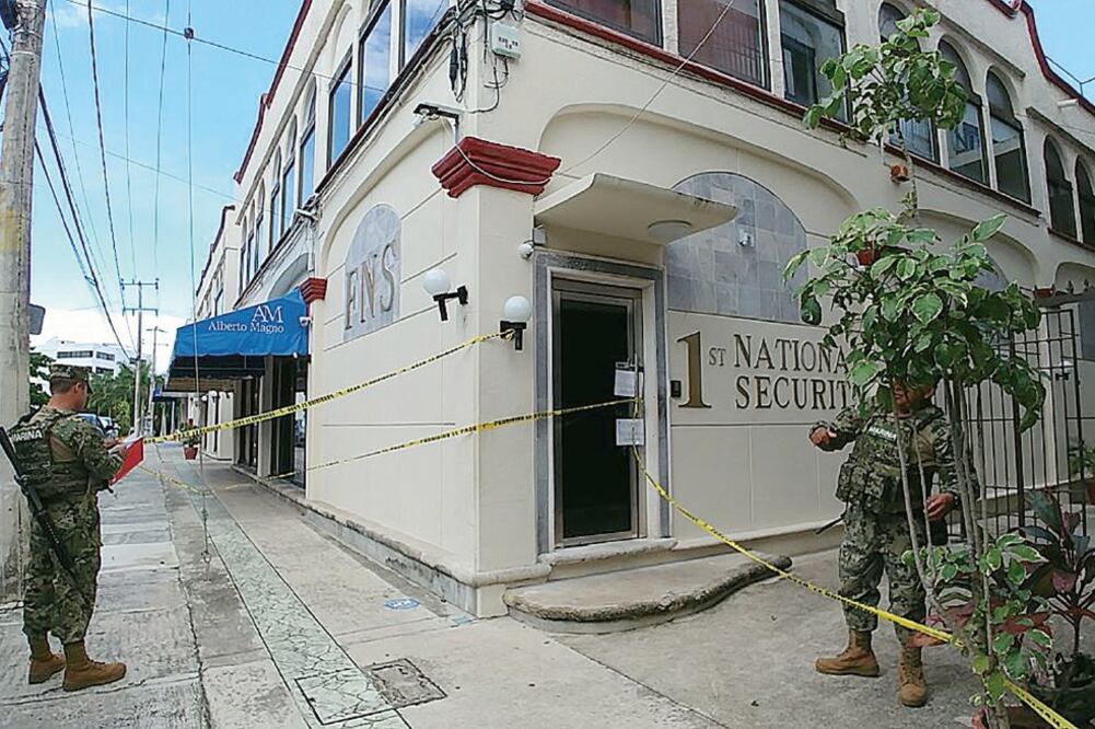 Durante el cateo a instalaciones de First National Security, las autoridades han hallado tarjetas bancarias para clonación, joyas y agendas, entre otros. (ARCHIVO EL UNIVERSAL)