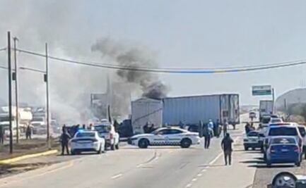 Ante recaptura de Ovidio Guzmán, disparan e incendian tráiler sobre carretera Federal de Sonora