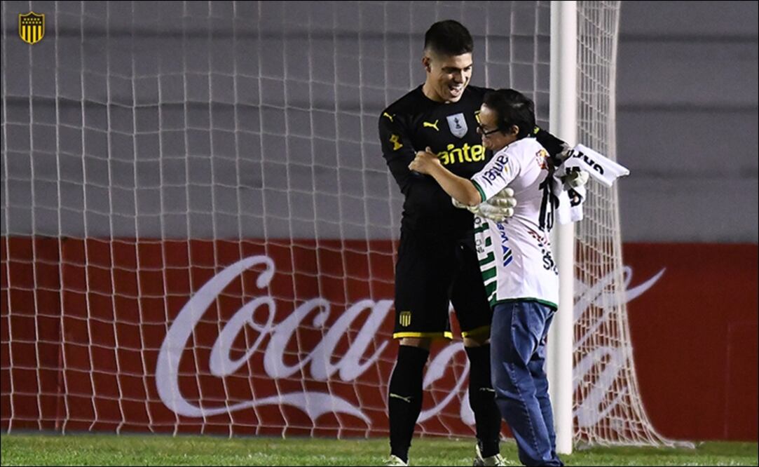 Kevin Dawson y Luca, tras el penal. Foto: @OficialCAP