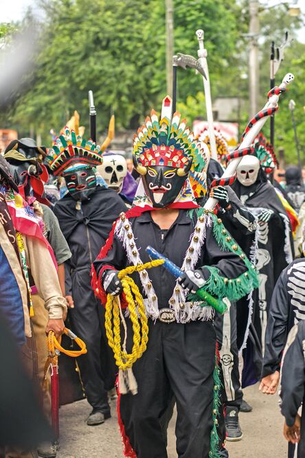 Los participantes de las comparsas satirizan figuras de la cultura popular, como la muerte (FOTOS: TURISMO SAN LUIS POTOSÍ)