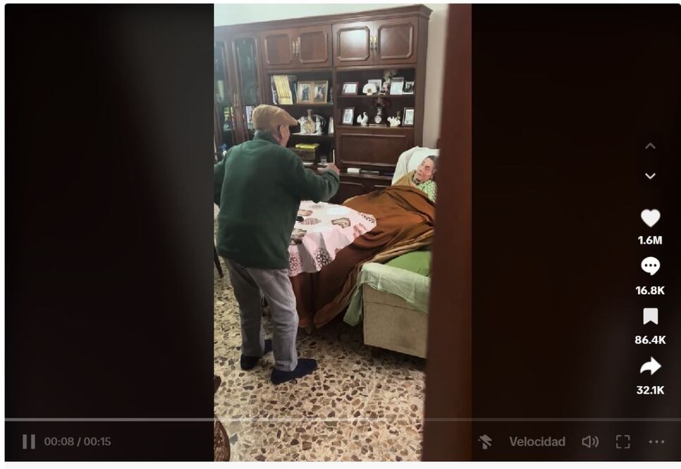 Un abuelito bailó para su esposa, que tiene Alzheimer. FOTO: CAPTURA TIKTOK