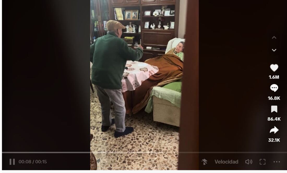 Un abuelito bailó para su esposa, que tiene Alzheimer. FOTO: CAPTURA TIKTOK