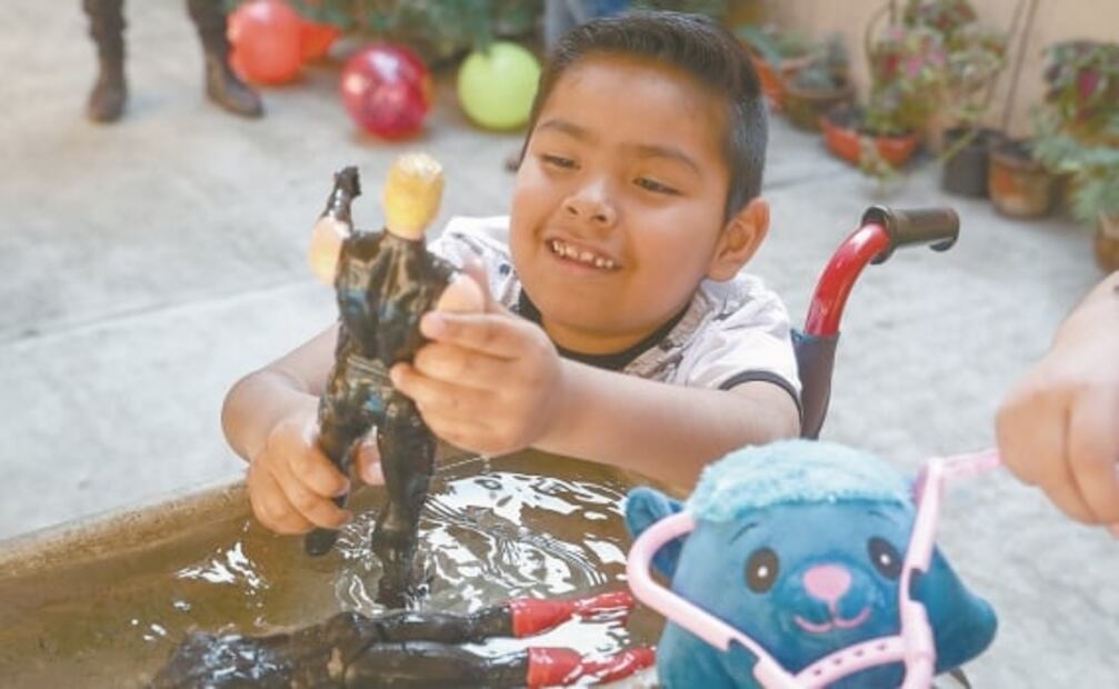 Axel contra la atrofia muscular; tratamiento cuesta más de 2 mdp