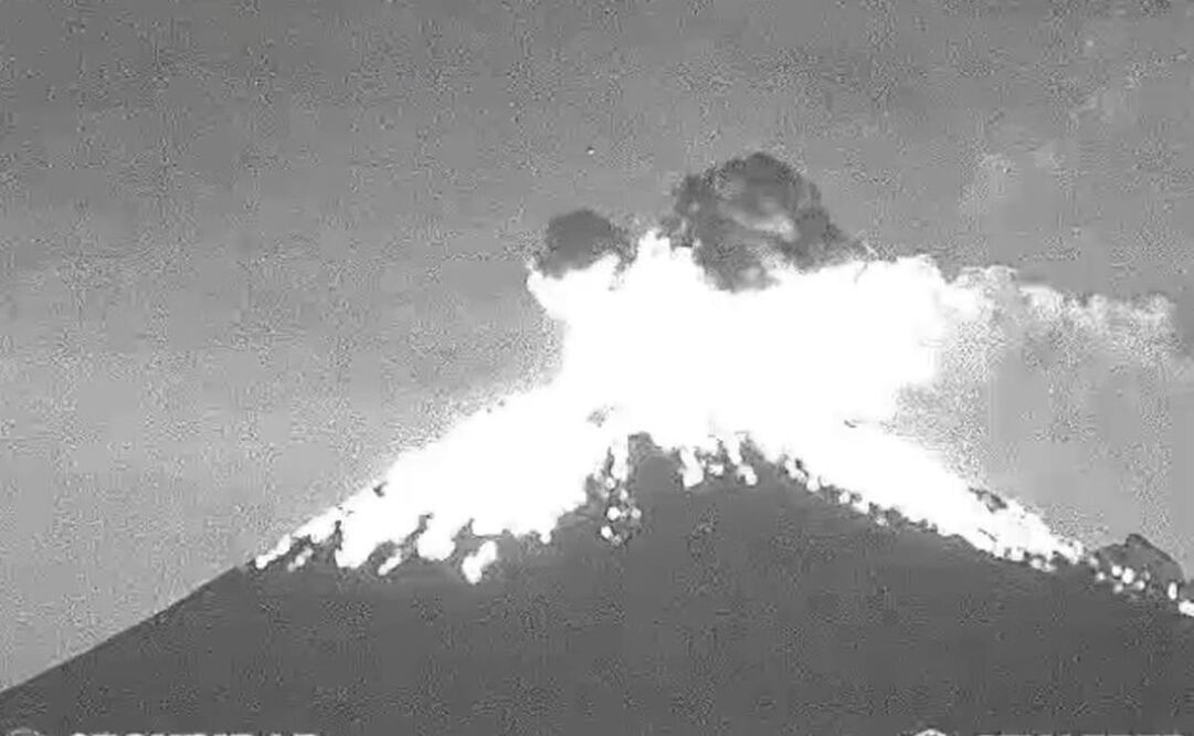 Actividad explosiva del volcán Popocatépetl a las 22:19 horas / Tomada de Twitter @PC_Estatal