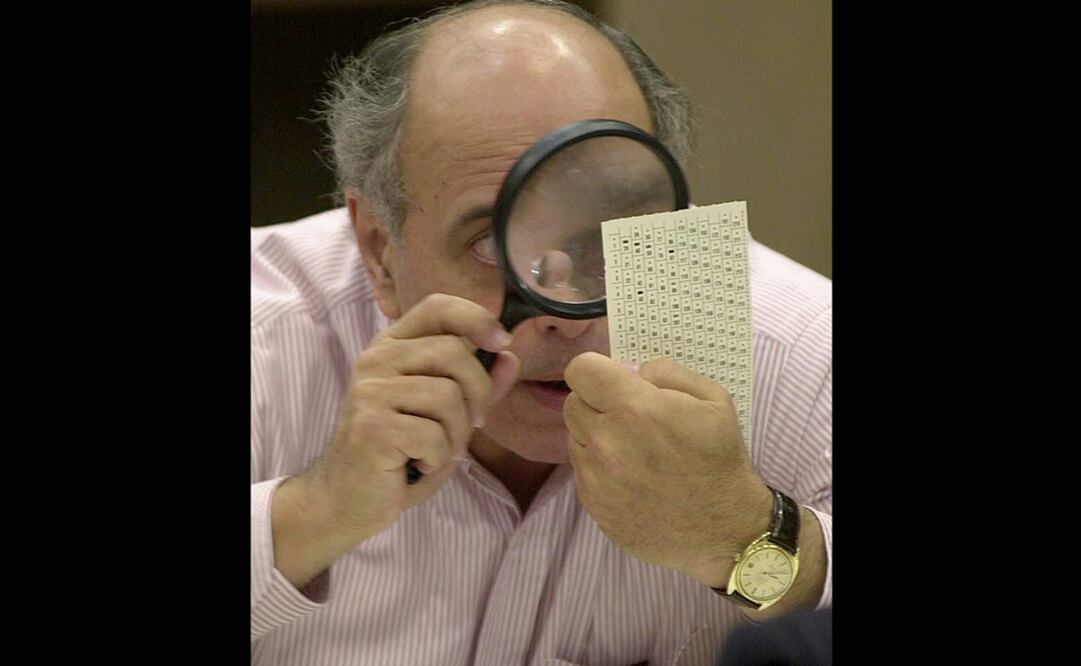 La icónica foto que insertó en la historia al juez Robert Rosenberg. Foto: Archivo / EFE