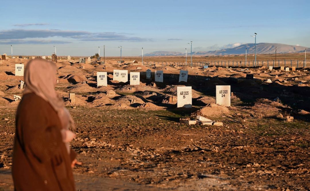Tumbas del centro de detención de
integrantes del EI, en al-Hol, Siria. Foto: Ghaith Alsayed / AP