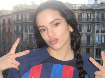 Rosalía posa junto a Rauw Alejandro con vestido rojo transparente