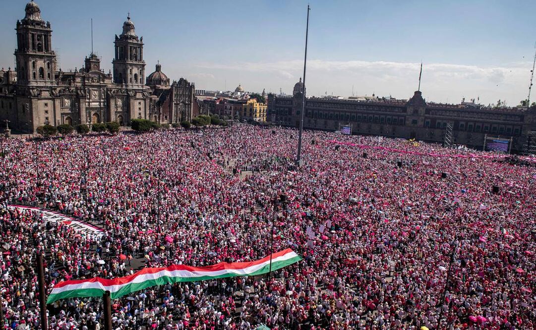 Los discursos de los oradores fueron respaldados por el público congregado en la Plaza de la Constitución.