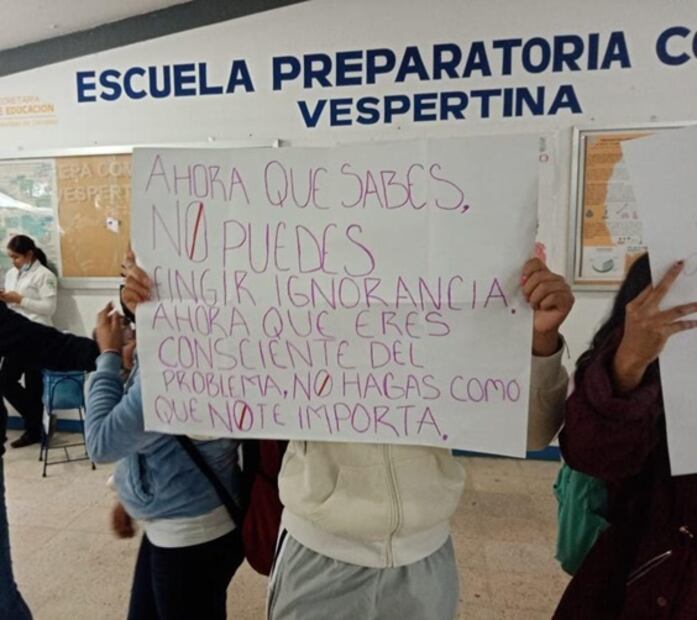 Alumnas se manifiestan por presunto acoso sexual de profesor de Chiapas