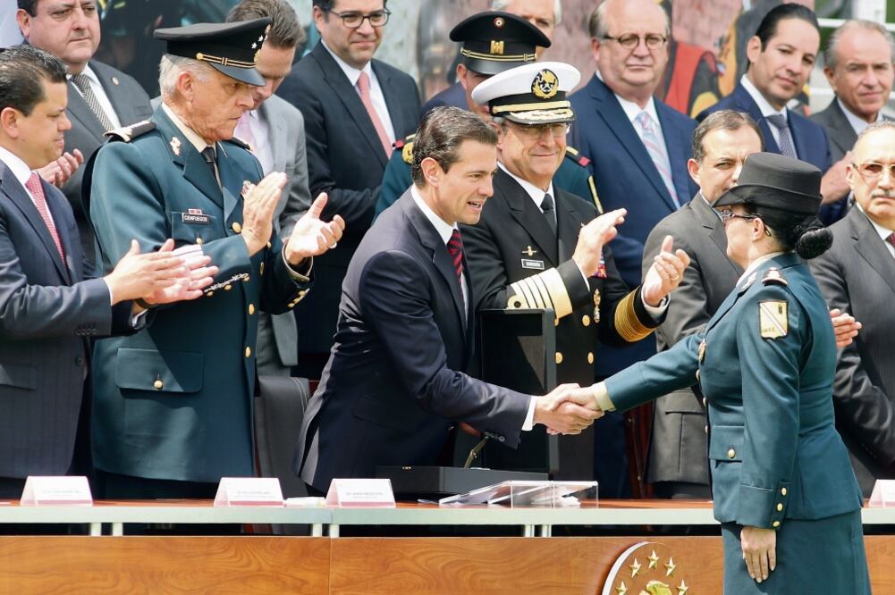 El presidente Enrique Peña Nieto encabezó la ceremonia por el Día del Ejércit o, donde rindió homenaje a los soldados caídos en acción. (LUCÍA GODÍNEZ. EL UNIVERSAL)