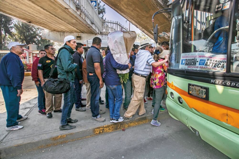 Los usuarios que llegan al Metro Tasqueña deben salir de las instalaciones para abordar los camiones del Sistema M1. (YADÍN XOLALPA. EL UNIVERSAL)