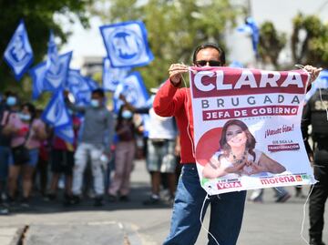 Simpatizantes de Clara Brugada y Santiago Taboada llegan a la sede del debate chilango