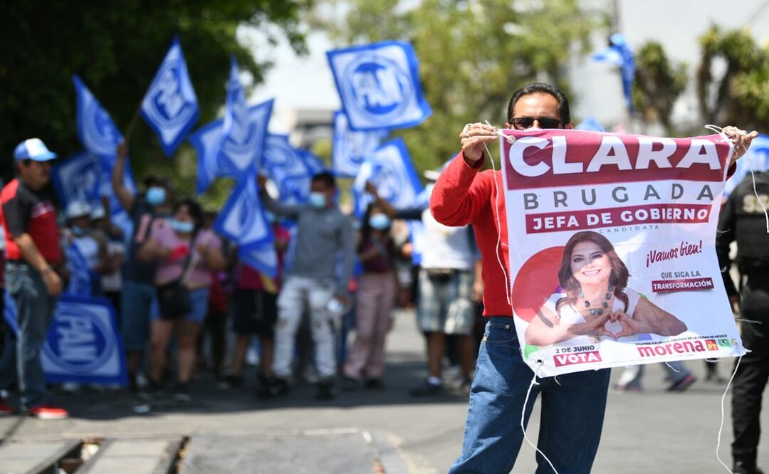 Llegan porras de Clara Brugada y Santiago Taboada a la sede del debate chilango. Foto: Especial