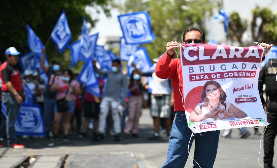 Llegan porras de Clara Brugada y Santiago Taboada a la sede del debate chilango. Foto: Especial