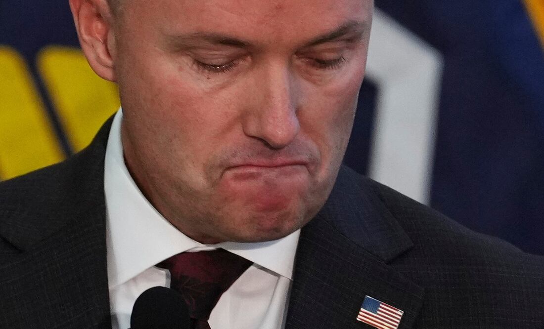 El gobernador de Utah, Spencer Cox, hace una pausa mientras habla en una conferencia de prensa en Orem, Utah. Foto: AP