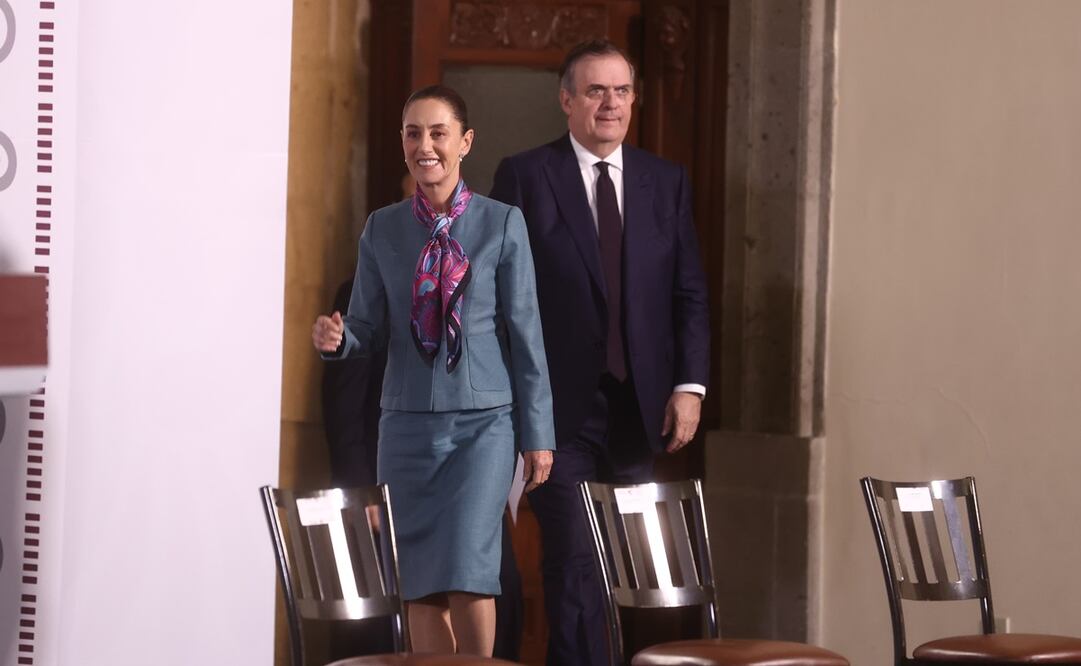 La presidenta Claudia Sheinbaum y el secretario de Economía, Marcelo Ebrard, llegan a La mañanera del Pueblo el 15 del octubre. Foto: Gabriel Pano / EL UNIVERSAL
