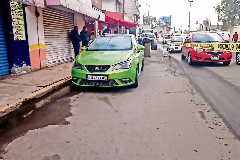 Vecinos reportaron que un vehículo Seat, tipo Ibiza color verde con placas de circulación del Estado de México, estaba estacionado frente a los negocios de la avenida del Trabajo que aún estaban cerrados. (ESPECIAL)