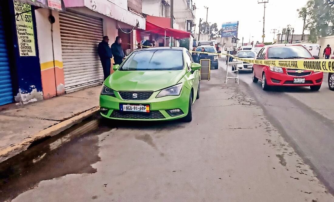 Vecinos reportaron que un vehículo Seat, tipo Ibiza color verde con placas de circulación del Estado de México, estaba estacionado frente a los negocios de la avenida del Trabajo que aún estaban cerrados. (ESPECIAL)