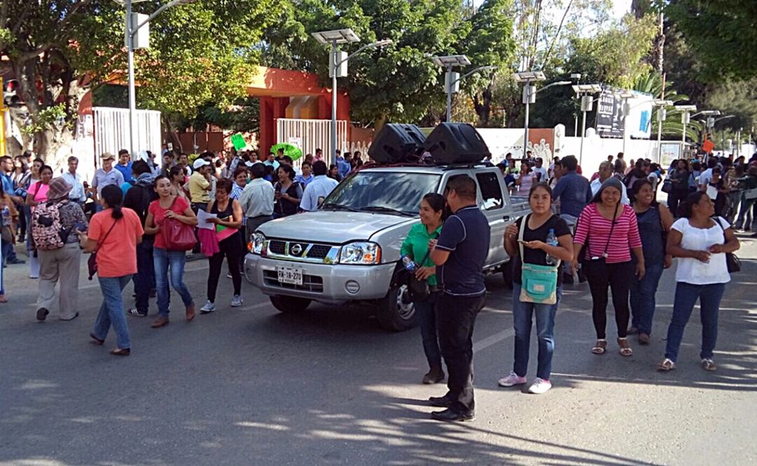 La Sección 22 del magisterio realizó este viernes una marcha junto con familiares de dos de los detenidos el pasado 2 de octubre para exigir su libertad./Agencia Quadratín