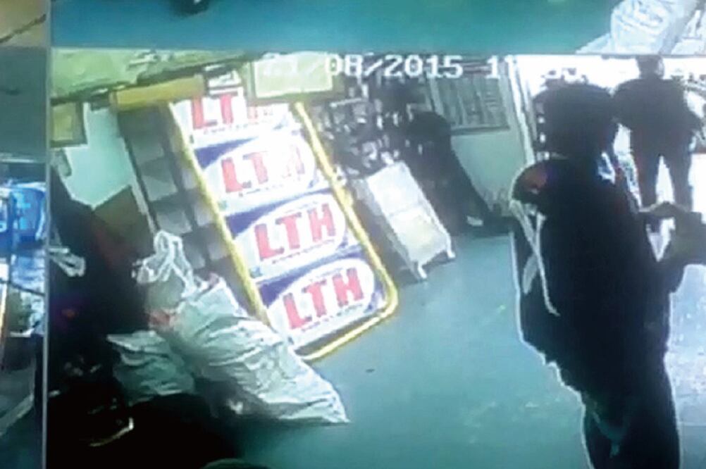 El hombre de chaleco entra al negocio de José Luis y tras discutir lo empuja y saca un arma con la que lo golpea (TOMADA DE VIDEO)