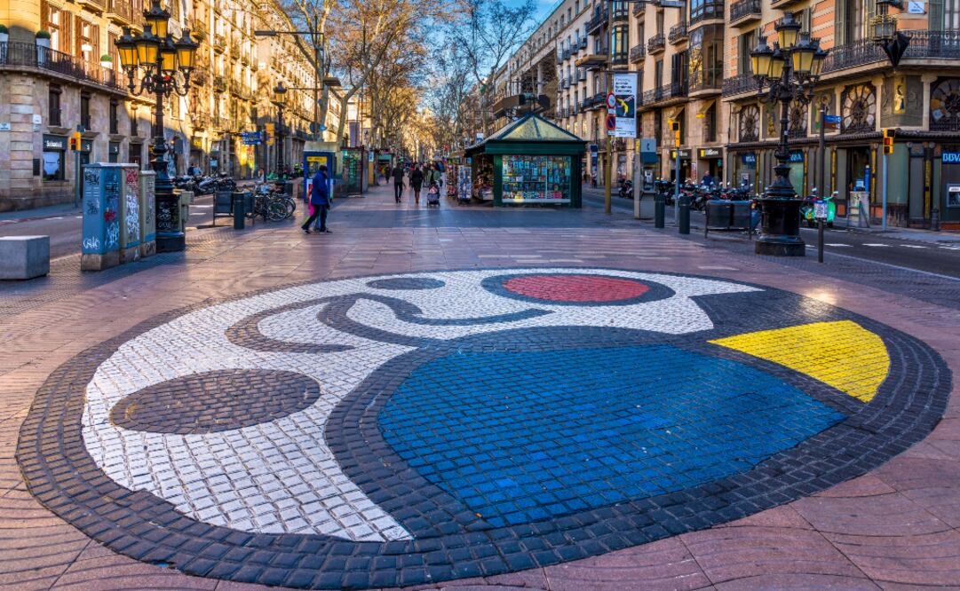 En el paseo peatonal de Las Ramblas, Joan Miró creó un mosaico multicolor. (Foto: iStock)